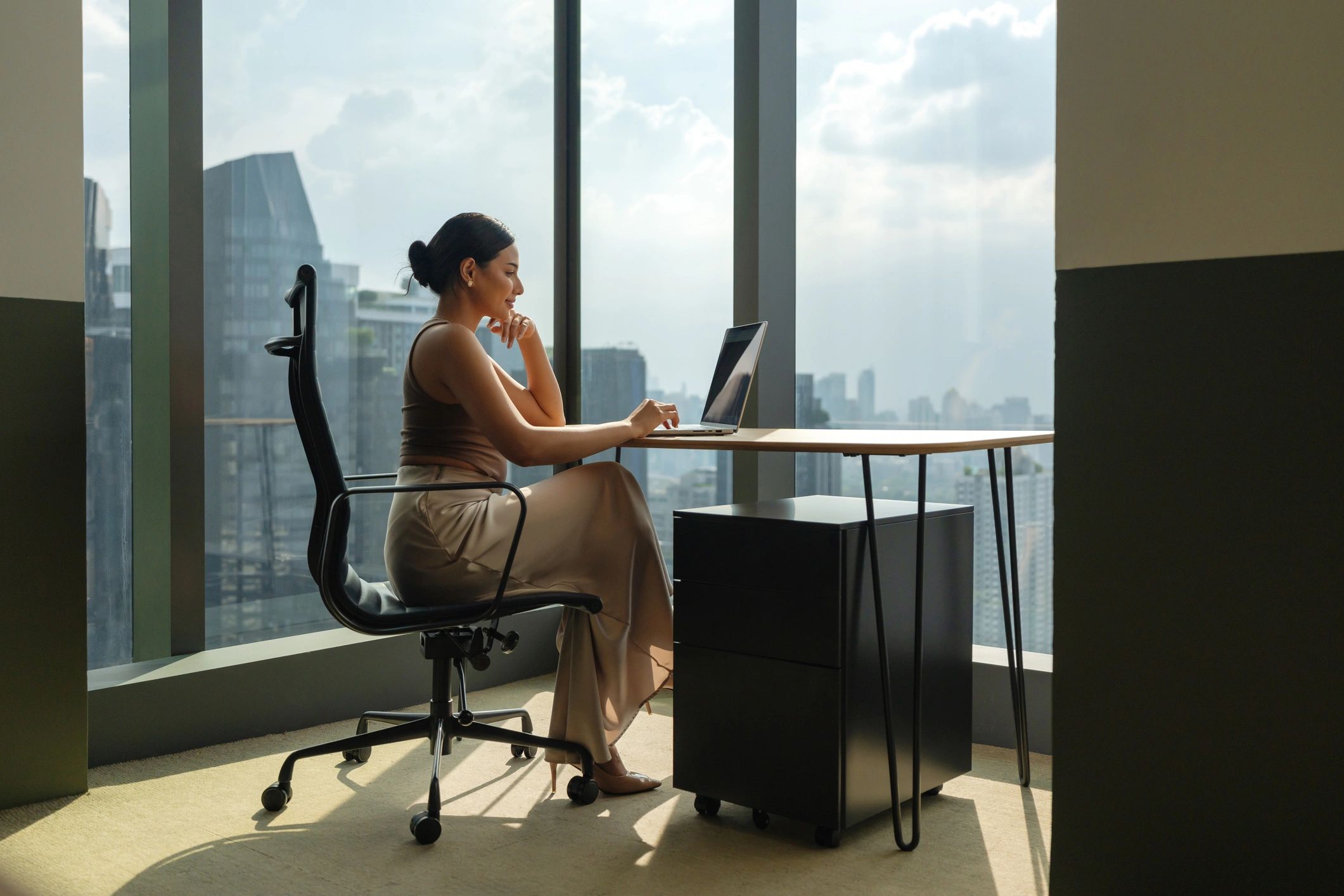 Businesswoman working in the modern office